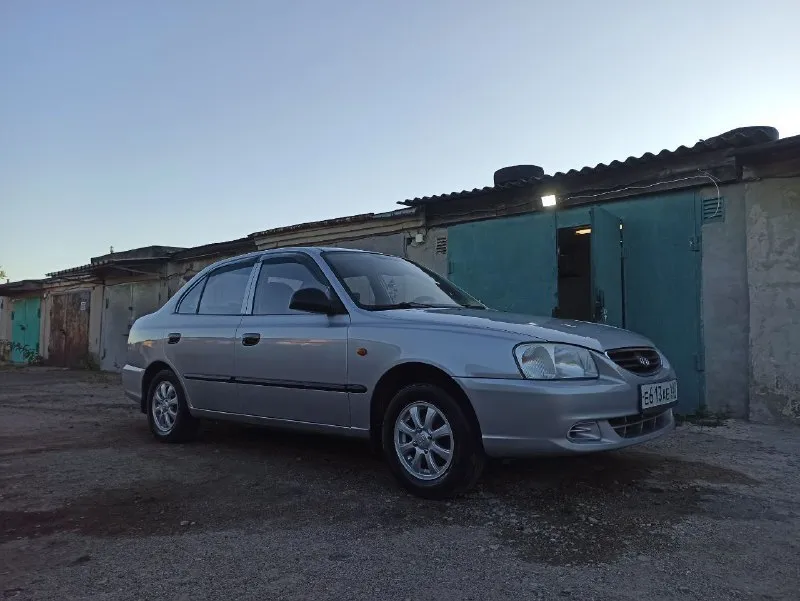 Продаётся hyundai accent 2006 года выпуска. автомобиль в хорошем техническом состоянии, обслуживался регулярно. год выпуска: 2006 пробег: 269 000 км двигатель обслужен, масло ест ~1 литр от замены до замены техническое состояние и обслуживание: вся ходовая часть заменена (kayaba) новая помпа новый антифриз новый ремень грм новые гидрокомпенсаторы новая клапанная крышка новая цепь и успокоитель цепи новые свечи и бронепровода тормоза по кругу новые цилиндры новые один суппорт новый, второй полностью перебран все жидкости заменены. новый насос гур все 4 подушки двигателя — новые комплектация: гур кондиционер электростеклоподъёмники (все) электрорегулировка зеркал с подогревом магнитола sony (usb / aux / bluetooth) 4 колонки возможна передача сигнализации с автозапуском резина: 2 комплекта резины один комплект — новый кузов: задние арки — под сварку кобылки порогов — под ремонт автомобиль на ходу, вложений по технике не требует 📲 tg: @wariokl 📞 звоните: +7(949)3173970 - фотография - 2