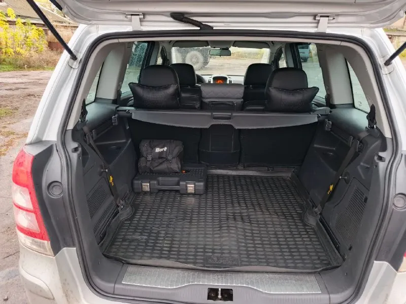 Продам 7-местный opel zafira b, рестайлинг 2008 г. в. объем: 1.8 л. (140 л. с.), бензин, z18xer. коробка: мkпп. пробег: 232 000 км. 2 ключа. летняя резина (прошла 2 сезона). зимняя резина (уставшая). цена - 620 000,00 руб. символический торг при осмотре. тел. : +79495764193 осмотр - донецк, макеевка - фотография - 7