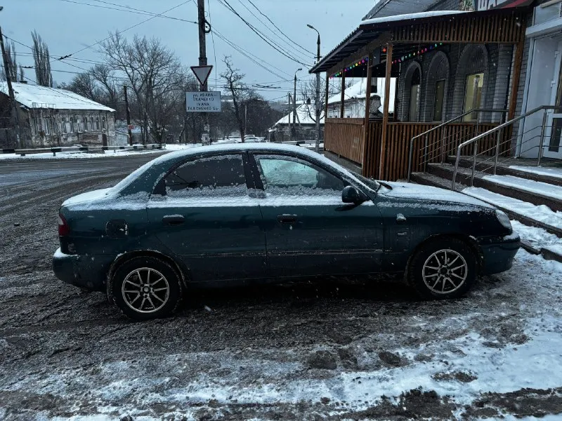 Продам ланос 1.5 2004 ✅я собственник, вы будете 2ым владельцем по птс ✅штрафов, запретов, ограничений–нету. ✅в дтп не участвовал ❔есть моменты по лкп а также возрастные болячки ✅перебрана передняя ходовая часть, заменены задние пружины ✅стоит гур, кондиционер, электро стеклоподъемники, сигнализация sherif. в круг диодная оптика (поворотники, стопы, габариты, задний ход, ближний свет=настроены) ✅в октябре 2025 года была проточена и полностью отремонтирована гбц ✅новая зимняя резина pirelli на r-14 литых дисках ✅музыка только тыл, активный сабвуфер от dl audio piranha и 16-е колонки ✅ работает ровно, не троит, не дымит, тянет как надо. отличная машина на каждый день. в подарок отдам чехлы и накладки на пороги. 🔧техосмотр на руках 💵цена 260тыс. разумный торг на месте звоните +79490067566 осмотр ленинский район. . 📞 звоните: +7(949)0067566 - фотография - 2