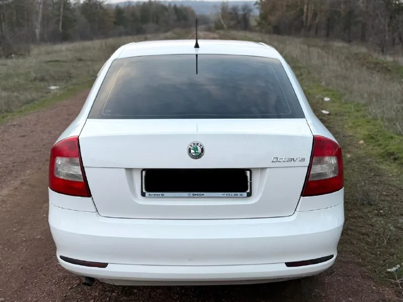 Продам skoda octavia ( skoda октавия) 2012 года (a5) в кузове лифтбэк. надёжный ременной двигатель 1,6 bse, работает отлично, масло не расходует, полностью обслужен. коробка механика. ходовая полностью обслужена. новый комплект сцепления luk. полный комплект ключей. салон чистый не потёртый. машина без дтп!сервисная книжка. кузов оцинкован, в родном окрасе весь!комплектация:стеклоподъемники, улучшенная музыка, кондиционер, abs, подушки безопасности, подогрев боковых зеркал и заднего стекла, электрорегулировка зеркал, линзованая оптика, птф. машина на зимней резине. с документами полный порядок. цена 885.000 торг +79592724648 +79081737070(telegram) 📞 звоните: +7(959)2724648 - фотография - 4