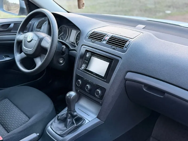 Продам skoda octavia ( skoda октавия) 2012 года (a5) в кузове лифтбэк. надёжный ременной двигатель 1,6 bse, работает отлично, масло не расходует, полностью обслужен. коробка механика. ходовая полностью обслужена. новый комплект сцепления luk. полный комплект ключей. салон чистый не потёртый. машина без дтп!сервисная книжка. кузов оцинкован, в родном окрасе весь!комплектация:стеклоподъемники, улучшенная музыка, кондиционер, abs, подушки безопасности, подогрев боковых зеркал и заднего стекла, электрорегулировка зеркал, линзованая оптика, птф. машина на зимней резине. с документами полный порядок. цена 885.000 торг +79592724648 +79081737070(telegram) 📞 звоните: +7(959)2724648 - фотография - 9