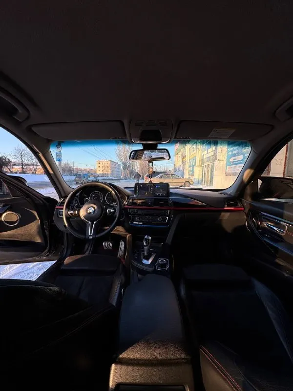Bmw 3 f30 2 литра бензин. машина в хорошем состоянии. климат, подогрев сидений, установлен монитор с carplay. м-руль сделана полировка и едет на все свои силы, никаких ошибок нет. за машиной следил и ухаживал, качественное обслуживание. 284000 пробег. остальные вопросы по телефону +79595541035. цена 1 350🍋 торг 📞 звоните: +7(959)5541035 - фотография - 3