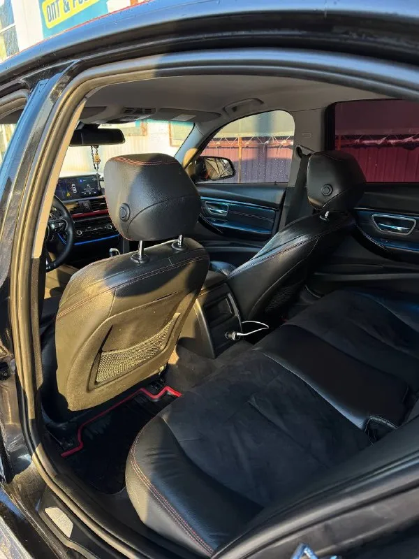 Bmw 3 f30 2 литра бензин. машина в хорошем состоянии. климат, подогрев сидений, установлен монитор с carplay. м-руль сделана полировка и едет на все свои силы, никаких ошибок нет. за машиной следил и ухаживал, качественное обслуживание. 284000 пробег. остальные вопросы по телефону +79595541035. цена 1 350🍋 торг 📞 звоните: +7(959)5541035 - фотография - 4