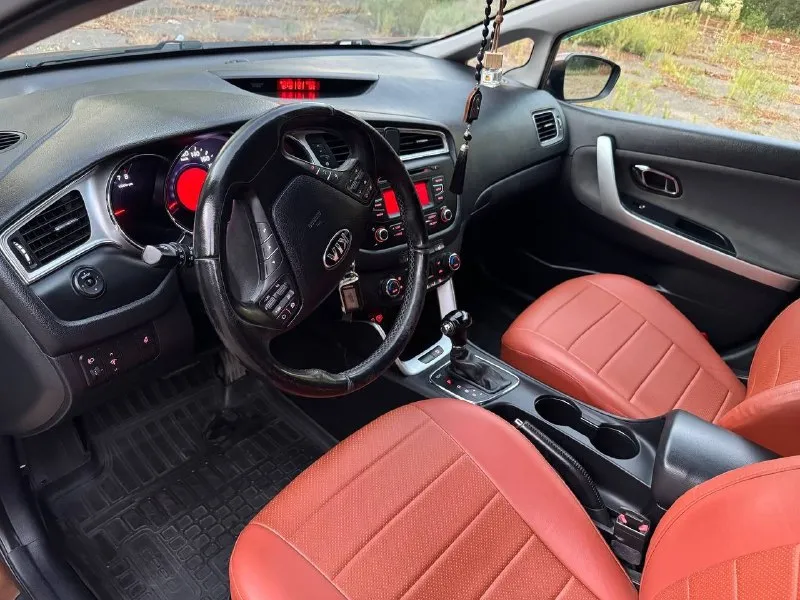 Продам свой личный автомобиль kia сид kia cee'd 2016г. В. Отличный семейный, и конформный универсал, в отличном состоянии. Кузов без какой либо коррозии. Техническая часть автомобиля в прекрасном состоянии. Один из самых надежных, двигателей, работает изумительно тяга хорошая. Акпп без нареканий. Ходовая сбитая, без посторонних шумов. По документам кристально чистая, я собственник, авто на нашем 180 регионе. На остальные вопросы отвечу по телефону +79494357594 цена 1🍋480₽ торг макеевка торг реальному покупателю у капота.
📞 Звоните: +7(949)4357594 - фотография - 1