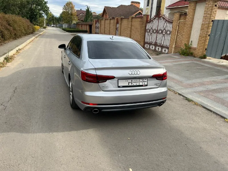 Audi a4 b9 2.0 tfsi, 2017 модельный год, по бирке 10/16. в отличном техническом состоянии, пробег 124 т. км. в хорошей комплектации, электронная приборная панель идёт в паре с максимальным мультимедийным экраном, в полном s-line, бесключевой доступ на всех дверях, 3-х зонный климат контроль, подогревы сидений, датчик света/дождя, люк, память сидений с электронными регулировками, открывание багажника без рук, люк, старт/стоп, электронный ручник, два комплекта резины, обслужена вдоль и поперек. цена 2 530 000 тел. +79591796960 📞 звоните: +7(959)1796960 - фотография - 3