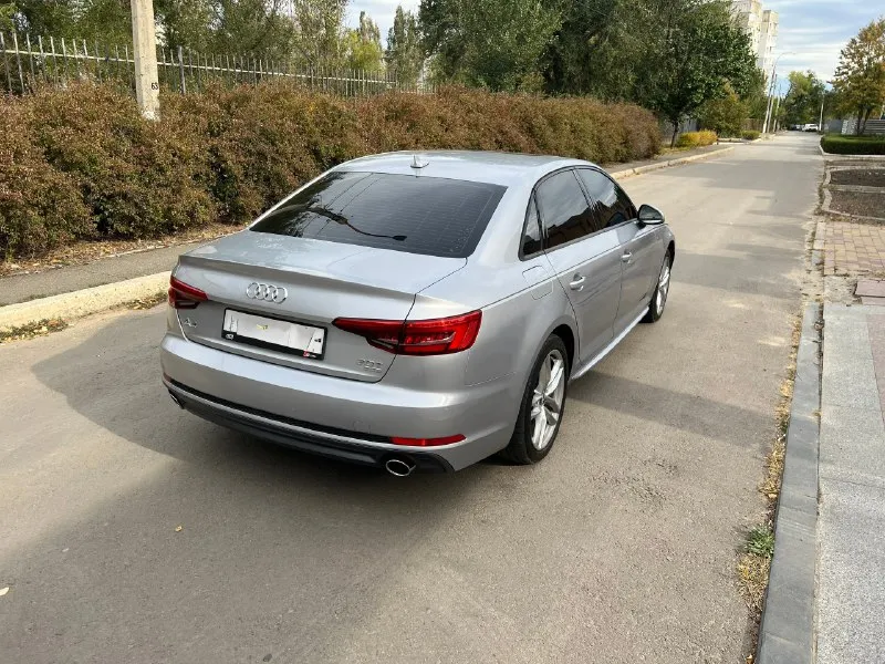 Audi a4 b9 2.0 tfsi, 2017 модельный год, по бирке 10/16. в отличном техническом состоянии, пробег 124 т. км. в хорошей комплектации, электронная приборная панель идёт в паре с максимальным мультимедийным экраном, в полном s-line, бесключевой доступ на всех дверях, 3-х зонный климат контроль, подогревы сидений, датчик света/дождя, люк, память сидений с электронными регулировками, открывание багажника без рук, люк, старт/стоп, электронный ручник, два комплекта резины, обслужена вдоль и поперек. цена 2 530 000 тел. +79591796960 📞 звоните: +7(959)1796960 - фотография - 4