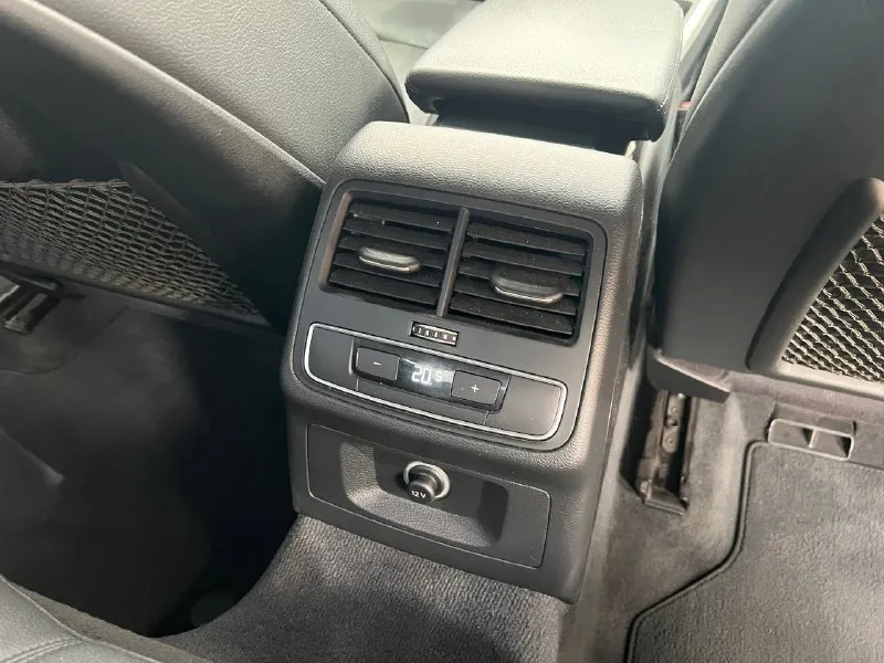 Audi a4 b9 2.0 tfsi, 2017 модельный год, по бирке 10/16. в отличном техническом состоянии, пробег 124 т. км. в хорошей комплектации, электронная приборная панель идёт в паре с максимальным мультимедийным экраном, в полном s-line, бесключевой доступ на всех дверях, 3-х зонный климат контроль, подогревы сидений, датчик света/дождя, люк, память сидений с электронными регулировками, открывание багажника без рук, люк, старт/стоп, электронный ручник, два комплекта резины, обслужена вдоль и поперек. цена 2 530 000 тел. +79591796960 📞 звоните: +7(959)1796960 - фотография - 8