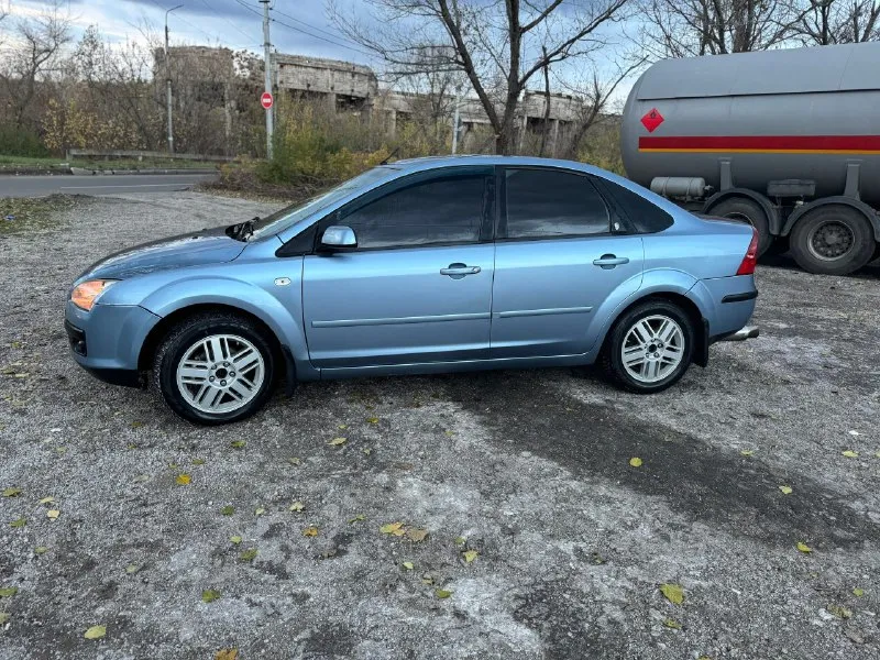 Продам ford focus 2005 года, мотор 2.0 литра (мотор контрактный 64000 км, документы на руках)по ходовую нареканий нету(перебирались)стоит в машине хороший свет, музыка. состояние хорошая я хозяин, любое переоформление. цена 650000 +79495023914. 📞 звоните: +7(949)5023914 - фотография - 6
