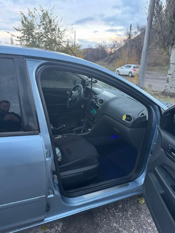 Продам ford focus 2005 года, мотор 2.0 литра (мотор контрактный 64000 км, документы на руках)по ходовую нареканий нету(перебирались)стоит в машине хороший свет, музыка. состояние хорошая я хозяин, любое переоформление. цена 650000 +79495023914. 📞 звоните: +7(949)5023914 - фотография - 9