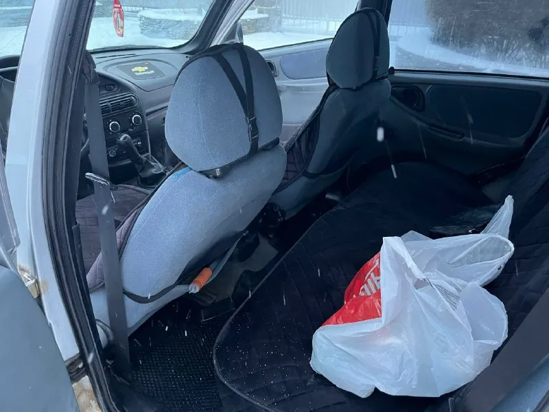 Продам chevrolet niva 2004 г. в. машина в хорошем состоянии, обслуживалась своевременно. из недавнего: пересыпалась ходовая часть, все новые силиконовые патрубки, термостат и многое другое. коробка, раздатка и двигатель в отличном состоянии, все работает, переключается. дно так же в отличном состоянии, без гнили. из нюансов внешний вид, полезли рыжики. с документами полный порядок. находится в г. горловка цена: 370.000 + хороший торг : +7 949 323 60 32 📞 звоните: +7(949)3236032 - фотография - 2