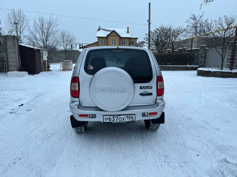 Продам chevrolet niva 2004 г. в. машина в хорошем состоянии, обслуживалась своевременно. из недавнего: пересыпалась ходовая часть, все новые силиконовые патрубки, термостат и многое другое. коробка, раздатка и двигатель в отличном состоянии, все работает, переключается. дно так же в отличном состоянии, без гнили. из нюансов внешний вид, полезли рыжики. с документами полный порядок. находится в г. горловка цена: 370.000 + хороший торг : +7 949 323 60 32 📞 звоните: +7(949)3236032 - фотография - 5