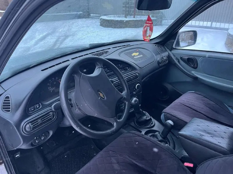 Продам chevrolet niva 2004 г. в. машина в хорошем состоянии, обслуживалась своевременно. из недавнего: пересыпалась ходовая часть, все новые силиконовые патрубки, термостат и многое другое. коробка, раздатка и двигатель в отличном состоянии, все работает, переключается. дно так же в отличном состоянии, без гнили. из нюансов внешний вид, полезли рыжики. с документами полный порядок. находится в г. горловка цена: 370.000 + хороший торг : +7 949 323 60 32 📞 звоните: +7(949)3236032 - фотография - 6