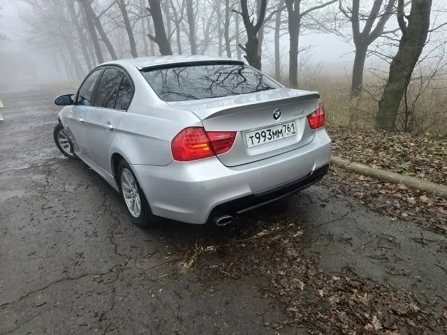 Продам свою ласточку bmw e90, машина 2006 года 2.0 на автомате, двигатель работает отлично, масло не берет, машина не дымит, работает очень тихо, масло меняю каждые 6 тыс. ликви молли, поменял вальватроники, иммобилайзер, цепь грм со всем комплектующим. коробка переключает как положено, масло менял 2 раза частичной заменой ликви молли. выхлоп родной поставил с японки с катализатором, с пробегом 60 тыс. ( что бы не вырезать просто катализатор). по ходовой делать ничего не надо, едет машина сбито, ничего не стучит по кузову машина вся ровная, хорошая, выглядит красиво, гнили и прочего нет ( есть пару коцок от камней ) диски r16 родные отпескоструены и покрашены перед зимой, на новой зимней шипованной резине. r18 на летней хорошей резине 2 ключа от машины, складывание зеркал, помощ зеркал когда паркуешься, доводчики всех 4 стекл. собственник, машина в семье 6 лет, с документами проблем никаких нет, оформление без проблем. машина в городе макеевка +79495052223 цена 780 000 📞 звоните: +7(949)5052223 - фотография - 2