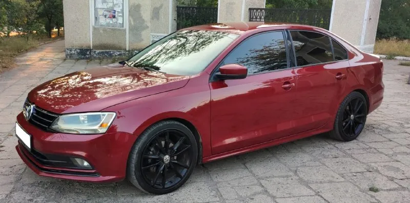 Срочно продам volkswagen jetta, 2016 года. объем 1,4, кпп - автомат 6-ти ступенчатый, обычный, не dsg, цена 1,140 млн. руб. , торг. пробег 114 тыс. км. салон в хорошем состоянии, кондиционер, камера заднего вида, авто очень экономичен, электростеклоподъемники, подогрев заднего стекла, магнитола, комплект летней резины, детально по телефону +79493202480, +79493560528 📞 звоните: +7(949)3202480 - фотография - 3