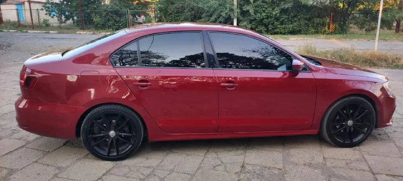 Срочно продам volkswagen jetta, 2016 года. объем 1,4, кпп - автомат 6-ти ступенчатый, обычный, не dsg, цена 1,140 млн. руб. , торг. пробег 114 тыс. км. салон в хорошем состоянии, кондиционер, камера заднего вида, авто очень экономичен, электростеклоподъемники, подогрев заднего стекла, магнитола, комплект летней резины, детально по телефону +79493202480, +79493560528 📞 звоните: +7(949)3202480 - фотография - 4