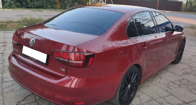 Срочно продам volkswagen jetta, 2016 года. объем 1,4, кпп - автомат 6-ти ступенчатый, обычный, не dsg, цена 1,140 млн. руб. , торг. пробег 114 тыс. км. салон в хорошем состоянии, кондиционер, камера заднего вида, авто очень экономичен, электростеклоподъемники, подогрев заднего стекла, магнитола, комплект летней резины, детально по телефону +79493202480, +79493560528 📞 звоните: +7(949)3202480 - фотография - 5