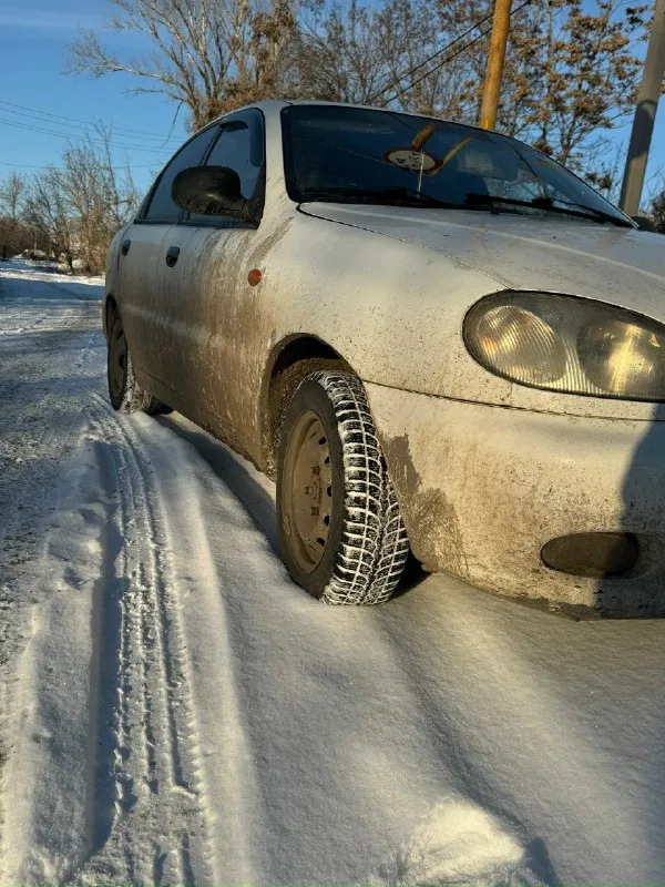 Продам chevrolet ланос 1.5 8клоп полная комплектация кондиционер рабочий заправлен гур работает не гудит все хорошо мотор впорядке кпп тоже, передачи все включаются, ничего не вылетает, все работает вся электрика в рабочем состоянии все что должно работать, все работает по кузову 4( пороги поварены) есть небольшие дефекты, гнили нет, дыр нет, все хорошо салон целый музыка стоит нормальная урал и прайд планшет цена 265твс руб с торгом на месте пишите/звоните +79490815808 📞 звоните: +7(949)0815808 - фотография - 3