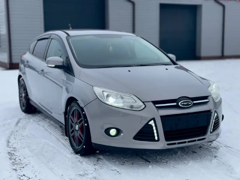 Продам ford focus 3 год выпуска 2011 эксплуатация с 2012 у автомобиля была бережная эксплуатация коробка робот 6 ст родной пробег 226.000 по кузову в отличном состоянии зоны риска в броне пленке автомобиль в отличном состоянии как внешне так и технически двигатель 1.6 в отличном состоянии не дымит не троит тяга отличная коробка в идеальном состоянии без пинков без задержки в переключении коробка обслужена ходовая отличная не стучит не гремит дорогу держит отлично по кузову в прекрасном состоянии рыжиков гнили впятин нет кузов выглядит как на фото комплектация роботизированая коробка кондиционер эур стеклоподъемники подогрев зеркал подогрев сидений обогрев заднего стекла заводская мультимедиа мультируль крузиз контроль лед лампы диски r17 на хорошей резине по автомобилю вложений нет сел и поехал все остальные интересующися вопросы по телефону цена 750.000₽ хороший торг у капота город 🌆 осмотра мариуполь +794 📲 tg:. 📞 звоните: +7(949)1007492 - фотография - 3