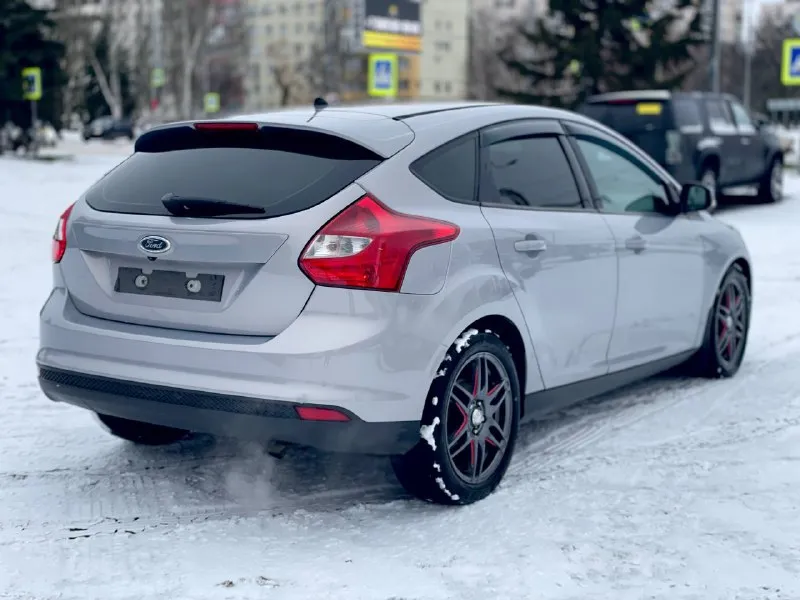 Продам ford focus 3 год выпуска 2011 эксплуатация с 2012 у автомобиля была бережная эксплуатация коробка робот 6 ст родной пробег 226.000 по кузову в отличном состоянии зоны риска в броне пленке автомобиль в отличном состоянии как внешне так и технически двигатель 1.6 в отличном состоянии не дымит не троит тяга отличная коробка в идеальном состоянии без пинков без задержки в переключении коробка обслужена ходовая отличная не стучит не гремит дорогу держит отлично по кузову в прекрасном состоянии рыжиков гнили впятин нет кузов выглядит как на фото комплектация роботизированая коробка кондиционер эур стеклоподъемники подогрев зеркал подогрев сидений обогрев заднего стекла заводская мультимедиа мультируль крузиз контроль лед лампы диски r17 на хорошей резине по автомобилю вложений нет сел и поехал все остальные интересующися вопросы по телефону цена 750.000₽ хороший торг у капота город 🌆 осмотра мариуполь +794 📲 tg:. 📞 звоните: +7(949)1007492 - фотография - 4