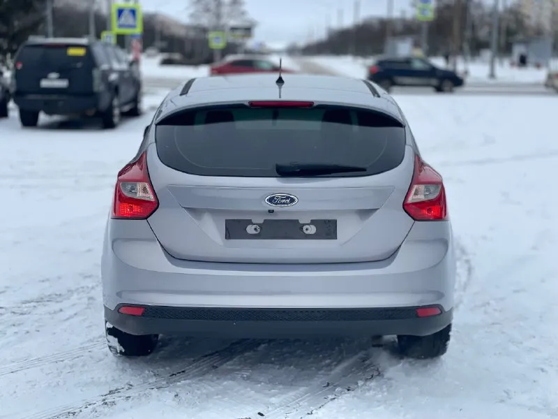 Продам ford focus 3 год выпуска 2011 эксплуатация с 2012 у автомобиля была бережная эксплуатация коробка робот 6 ст родной пробег 226.000 по кузову в отличном состоянии зоны риска в броне пленке автомобиль в отличном состоянии как внешне так и технически двигатель 1.6 в отличном состоянии не дымит не троит тяга отличная коробка в идеальном состоянии без пинков без задержки в переключении коробка обслужена ходовая отличная не стучит не гремит дорогу держит отлично по кузову в прекрасном состоянии рыжиков гнили впятин нет кузов выглядит как на фото комплектация роботизированая коробка кондиционер эур стеклоподъемники подогрев зеркал подогрев сидений обогрев заднего стекла заводская мультимедиа мультируль крузиз контроль лед лампы диски r17 на хорошей резине по автомобилю вложений нет сел и поехал все остальные интересующися вопросы по телефону цена 750.000₽ хороший торг у капота город 🌆 осмотра мариуполь +794 📲 tg:. 📞 звоните: +7(949)1007492 - фотография - 5