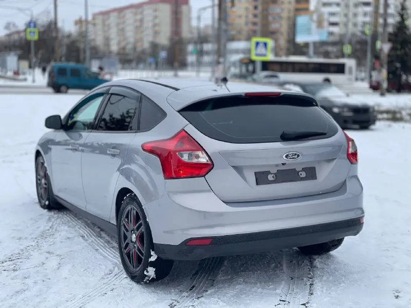 Продам ford focus 3 год выпуска 2011 эксплуатация с 2012 у автомобиля была бережная эксплуатация коробка робот 6 ст родной пробег 226.000 по кузову в отличном состоянии зоны риска в броне пленке автомобиль в отличном состоянии как внешне так и технически двигатель 1.6 в отличном состоянии не дымит не троит тяга отличная коробка в идеальном состоянии без пинков без задержки в переключении коробка обслужена ходовая отличная не стучит не гремит дорогу держит отлично по кузову в прекрасном состоянии рыжиков гнили впятин нет кузов выглядит как на фото комплектация роботизированая коробка кондиционер эур стеклоподъемники подогрев зеркал подогрев сидений обогрев заднего стекла заводская мультимедиа мультируль крузиз контроль лед лампы диски r17 на хорошей резине по автомобилю вложений нет сел и поехал все остальные интересующися вопросы по телефону цена 750.000₽ хороший торг у капота город 🌆 осмотра мариуполь +794 📲 tg:. 📞 звоните: +7(949)1007492 - фотография - 6