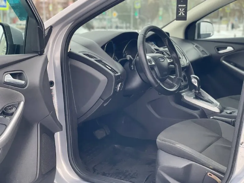 Продам ford focus 3 год выпуска 2011 эксплуатация с 2012 у автомобиля была бережная эксплуатация коробка робот 6 ст родной пробег 226.000 по кузову в отличном состоянии зоны риска в броне пленке автомобиль в отличном состоянии как внешне так и технически двигатель 1.6 в отличном состоянии не дымит не троит тяга отличная коробка в идеальном состоянии без пинков без задержки в переключении коробка обслужена ходовая отличная не стучит не гремит дорогу держит отлично по кузову в прекрасном состоянии рыжиков гнили впятин нет кузов выглядит как на фото комплектация роботизированая коробка кондиционер эур стеклоподъемники подогрев зеркал подогрев сидений обогрев заднего стекла заводская мультимедиа мультируль крузиз контроль лед лампы диски r17 на хорошей резине по автомобилю вложений нет сел и поехал все остальные интересующися вопросы по телефону цена 750.000₽ хороший торг у капота город 🌆 осмотра мариуполь +794 📲 tg:. 📞 звоните: +7(949)1007492 - фотография - 7