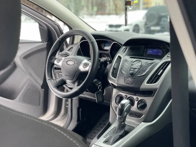 Продам ford focus 3 год выпуска 2011 эксплуатация с 2012 у автомобиля была бережная эксплуатация коробка робот 6 ст родной пробег 226.000 по кузову в отличном состоянии зоны риска в броне пленке автомобиль в отличном состоянии как внешне так и технически двигатель 1.6 в отличном состоянии не дымит не троит тяга отличная коробка в идеальном состоянии без пинков без задержки в переключении коробка обслужена ходовая отличная не стучит не гремит дорогу держит отлично по кузову в прекрасном состоянии рыжиков гнили впятин нет кузов выглядит как на фото комплектация роботизированая коробка кондиционер эур стеклоподъемники подогрев зеркал подогрев сидений обогрев заднего стекла заводская мультимедиа мультируль крузиз контроль лед лампы диски r17 на хорошей резине по автомобилю вложений нет сел и поехал все остальные интересующися вопросы по телефону цена 750.000₽ хороший торг у капота город 🌆 осмотра мариуполь +794 📲 tg:. 📞 звоните: +7(949)1007492 - фотография - 9