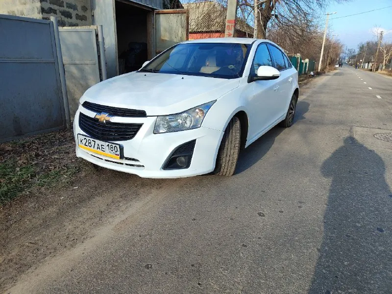 Здравствуйте. продам шевроле круз 2015 г. в. мотор 1.6, коробка автомат. состояние хорошее, вложений не требует!! три года в семье! продаёт хозяйка! находится в иловайске. цена 750 т. р. торг. тел+79493495399 - фотография - 2