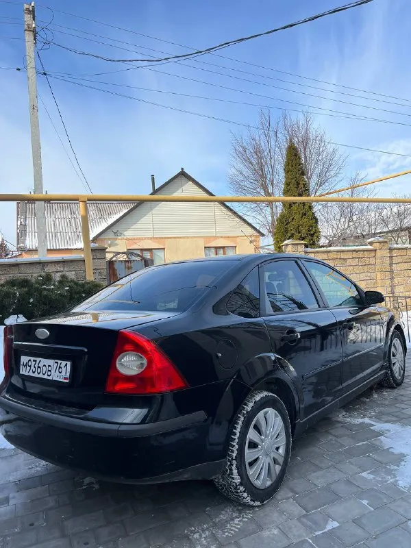 Продам ford focus 2 ghia переходной рестайлинг самая полная комплектация год: 2007 двигатель 1.8 125лс родной пробег: 210т техника автомобиля без нареканий, обслужена, двигатель работает отлично, ходовая обслужена, кузов в очень достойном состоянии днище целое, все силовые части родные 6 подушек безопасности. по комплектации: двух-зонный климат, подогрев лобового, сидений, зеркал, круиз, датчик света и дождя, омыватели фар, esp стабилизация, подрулевое управлений музыкой, стеклоподьемники в круг, эл зеркала, центральный замок, бортовой компьютер! автомобиль вложений не требует. документы чистые торг есть цена: 570000 📍мариуполь 📞+79496463727 - фотография - 5