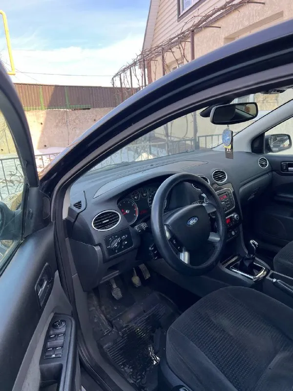 Продам ford focus 2 ghia переходной рестайлинг самая полная комплектация год: 2007 двигатель 1.8 125лс родной пробег: 210т техника автомобиля без нареканий, обслужена, двигатель работает отлично, ходовая обслужена, кузов в очень достойном состоянии днище целое, все силовые части родные 6 подушек безопасности. по комплектации: двух-зонный климат, подогрев лобового, сидений, зеркал, круиз, датчик света и дождя, омыватели фар, esp стабилизация, подрулевое управлений музыкой, стеклоподьемники в круг, эл зеркала, центральный замок, бортовой компьютер! автомобиль вложений не требует. документы чистые торг есть цена: 570000 📍мариуполь 📞+79496463727 - фотография - 6