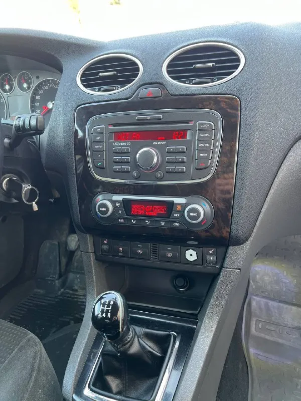 Продам ford focus 2 ghia переходной рестайлинг самая полная комплектация год: 2007 двигатель 1.8 125лс родной пробег: 210т техника автомобиля без нареканий, обслужена, двигатель работает отлично, ходовая обслужена, кузов в очень достойном состоянии днище целое, все силовые части родные 6 подушек безопасности. по комплектации: двух-зонный климат, подогрев лобового, сидений, зеркал, круиз, датчик света и дождя, омыватели фар, esp стабилизация, подрулевое управлений музыкой, стеклоподьемники в круг, эл зеркала, центральный замок, бортовой компьютер! автомобиль вложений не требует. документы чистые торг есть цена: 570000 📍мариуполь 📞+79496463727 - фотография - 9