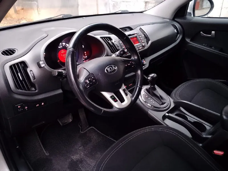 Kia sportage 3 цена: 1.350.000 торг год: 2013 пробег: 160.000 двигатель: 2.0л 150л. с. привод: передний кпп: автомат номер : +79494296251 хорошее состояние. зеленая автотека. , автомат работают без нареканий. 2х зонный климат, подогрев всех сидений, мультируль, круиз контроль. в родном окрасе. 2 ключа, 2 комплекта резины(хорошей). автотека по запросу. 📞 звоните: +7(949)4296251 - фотография - 4