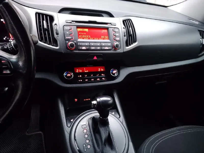 Kia sportage 3 цена: 1.350.000 торг год: 2013 пробег: 160.000 двигатель: 2.0л 150л. с. привод: передний кпп: автомат номер : +79494296251 хорошее состояние. зеленая автотека. , автомат работают без нареканий. 2х зонный климат, подогрев всех сидений, мультируль, круиз контроль. в родном окрасе. 2 ключа, 2 комплекта резины(хорошей). автотека по запросу. 📞 звоните: +7(949)4296251 - фотография - 5