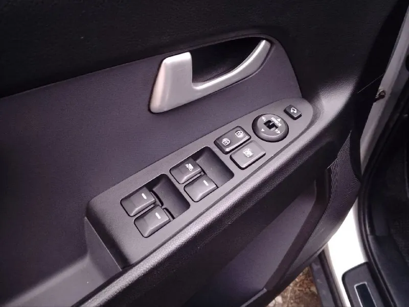 Kia sportage 3 цена: 1.350.000 торг год: 2013 пробег: 160.000 двигатель: 2.0л 150л. с. привод: передний кпп: автомат номер : +79494296251 хорошее состояние. зеленая автотека. , автомат работают без нареканий. 2х зонный климат, подогрев всех сидений, мультируль, круиз контроль. в родном окрасе. 2 ключа, 2 комплекта резины(хорошей). автотека по запросу. 📞 звоните: +7(949)4296251 - фотография - 6