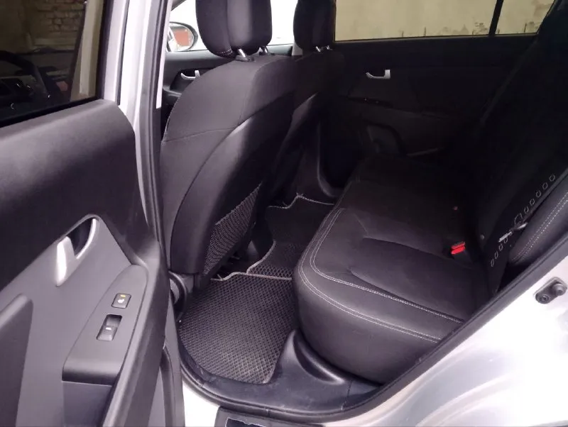 Kia sportage 3 цена: 1.350.000 торг год: 2013 пробег: 160.000 двигатель: 2.0л 150л. с. привод: передний кпп: автомат номер : +79494296251 хорошее состояние. зеленая автотека. , автомат работают без нареканий. 2х зонный климат, подогрев всех сидений, мультируль, круиз контроль. в родном окрасе. 2 ключа, 2 комплекта резины(хорошей). автотека по запросу. 📞 звоните: +7(949)4296251 - фотография - 7