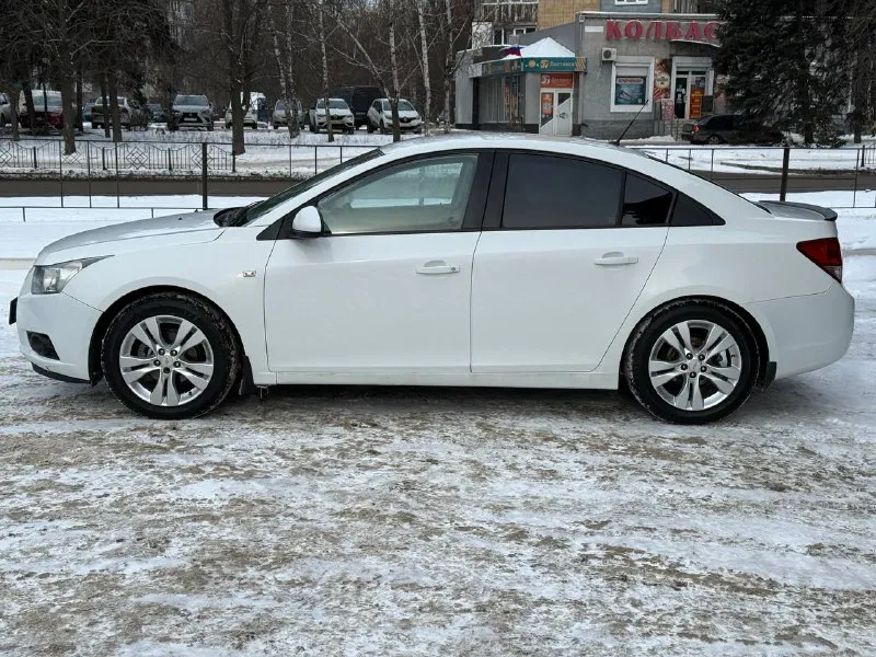 Продается chevrolet cruze 2010 год 1.6 мкпп атмосферник без турбин цена: 715.000 руб + разумный торг реальному покупателю тел: +7-949-024-81-88 ( либо telegram ) шевроле круз -мотор на отлично не дымит не троит работает ровно масло не ест ! -коробка без нареканий не хрустит не выбивает все передачи вкл идеально - пробег 184.000 - все стекла родные вкл лобовое - автотека зеленая ( без дтп и выплат ) - салон только после химчистки чистый и опрятный - стоят диски r17 на хорошей зимней резине и лето отдам в комплекте и + 2 комплекта ковриков - по кузову выглядит отлично, пороги и днище в отличном состоянии гнили и рыжиков нету -из последнего поменял масло в двс, фильтра, свечи, опорные подшипники, тросики ручника, заднии колодки, передние лампы светят хорошо - доп стоит газ вписан в птс расход порадует - комплектация ls - кондиционер холодит, печка греет -переоформление без проблем могу присутствовать в мрэо документы кристально чистые без штраф и запретов и. т.д - осмотр макеевка центр - фотография - 6
