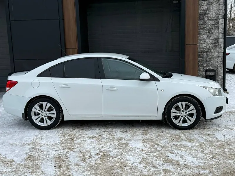 Продается chevrolet cruze 2010 год 1.6 мкпп атмосферник без турбин цена: 715.000 руб + разумный торг реальному покупателю тел: +7-949-024-81-88 ( либо telegram ) шевроле круз -мотор на отлично не дымит не троит работает ровно масло не ест ! -коробка без нареканий не хрустит не выбивает все передачи вкл идеально - пробег 184.000 - все стекла родные вкл лобовое - автотека зеленая ( без дтп и выплат ) - салон только после химчистки чистый и опрятный - стоят диски r17 на хорошей зимней резине и лето отдам в комплекте и + 2 комплекта ковриков - по кузову выглядит отлично, пороги и днище в отличном состоянии гнили и рыжиков нету -из последнего поменял масло в двс, фильтра, свечи, опорные подшипники, тросики ручника, заднии колодки, передние лампы светят хорошо - доп стоит газ вписан в птс расход порадует - комплектация ls - кондиционер холодит, печка греет -переоформление без проблем могу присутствовать в мрэо документы кристально чистые без штраф и запретов и. т.д - осмотр макеевка центр - фотография - 7