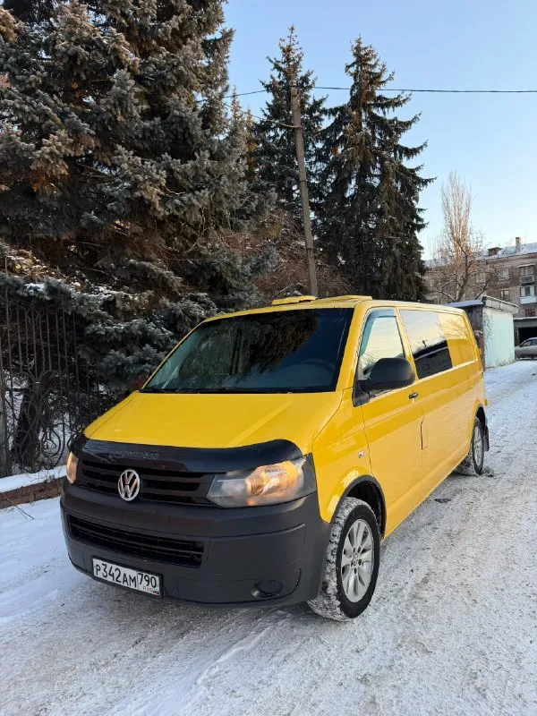 Продам volkswagen t5 long 2.0 tdi 140л. с грузо-пассажир 4+1 год выпуска 2014 !) авто в хорошей комплектации: кондер, 2 печки, webasto, эл. стекло подъемники, эл. зеркала с подогревом, хорошая зимняя резина на красивом оригинально литье r16, тормоза обслужены в круг, чистый и приятный салон, спереди 3 места, сзади 2) пробег 280 000 км, длинная база, двигатель 140 сил едет очень бодро, по ходовой без нареканий! есть видео работы двигателя скину по запросу) по документам любое переоформление) осмотр в макеевке ✅ цена 1 400 000 руб ✅ звоните +79495570537 феникс либо +79920409993 теле2. 📞 звоните: +7(949)5570537 - фотография - 2