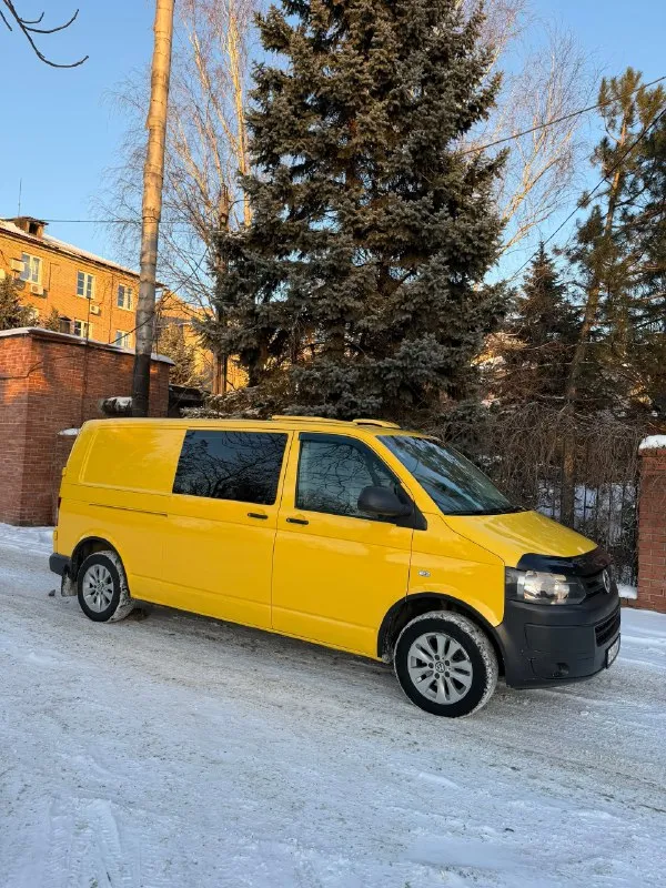 Продам volkswagen t5 long 2.0 tdi 140л. с грузо-пассажир 4+1 год выпуска 2014 !) авто в хорошей комплектации: кондер, 2 печки, webasto, эл. стекло подъемники, эл. зеркала с подогревом, хорошая зимняя резина на красивом оригинально литье r16, тормоза обслужены в круг, чистый и приятный салон, спереди 3 места, сзади 2) пробег 280 000 км, длинная база, двигатель 140 сил едет очень бодро, по ходовой без нареканий! есть видео работы двигателя скину по запросу) по документам любое переоформление) осмотр в макеевке ✅ цена 1 400 000 руб ✅ звоните +79495570537 феникс либо +79920409993 теле2. 📞 звоните: +7(949)5570537 - фотография - 3