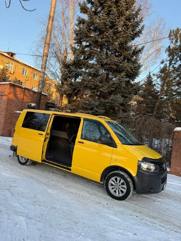 Продам volkswagen t5 long 2.0 tdi 140л. с грузо-пассажир 4+1 год выпуска 2014 !) авто в хорошей комплектации: кондер, 2 печки, webasto, эл. стекло подъемники, эл. зеркала с подогревом, хорошая зимняя резина на красивом оригинально литье r16, тормоза обслужены в круг, чистый и приятный салон, спереди 3 места, сзади 2) пробег 280 000 км, длинная база, двигатель 140 сил едет очень бодро, по ходовой без нареканий! есть видео работы двигателя скину по запросу) по документам любое переоформление) осмотр в макеевке ✅ цена 1 400 000 руб ✅ звоните +79495570537 феникс либо +79920409993 теле2. 📞 звоните: +7(949)5570537 - фотография - 6