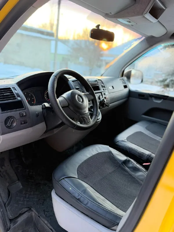 Продам volkswagen t5 long 2.0 tdi 140л. с грузо-пассажир 4+1 год выпуска 2014 !) авто в хорошей комплектации: кондер, 2 печки, webasto, эл. стекло подъемники, эл. зеркала с подогревом, хорошая зимняя резина на красивом оригинально литье r16, тормоза обслужены в круг, чистый и приятный салон, спереди 3 места, сзади 2) пробег 280 000 км, длинная база, двигатель 140 сил едет очень бодро, по ходовой без нареканий! есть видео работы двигателя скину по запросу) по документам любое переоформление) осмотр в макеевке ✅ цена 1 400 000 руб ✅ звоните +79495570537 феникс либо +79920409993 теле2. 📞 звоните: +7(949)5570537 - фотография - 9