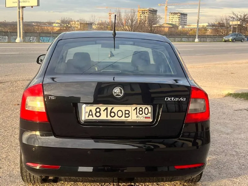 Год:2011 пробег: 250000 телефон :+79490981171 цена: 850000₽ предлагаю вашему вниманию надежный и комфортабельный автомобиль skoda октавия 2011 года выпуска. в комплектацию автомобиля входит все, что необходимо для комфортной и безопасной езды: климат-контроль, подогрев сидений, парктроники, датчики света и дождя, круиз-контроль, система курсовой устойчивости (esp) и многое другое. салон автомобиля отделан качественными материалами, что создает атмосферу комфорта и уюта. автомобиль находится в отличном техническом состоянии и не требует дополнительных вложений. своевременное техническое обслуживание проводилось в соответствии с регламентом производителя. все заказ снаряды предоставим. кузов автомобиля в отличном состоянии. разумный торг уместен при осмотре. звоните и приезжайте на просмотр – уверен, вы останетесь довольны! 📞 звоните: +7(949)0981171 - фотография - 8