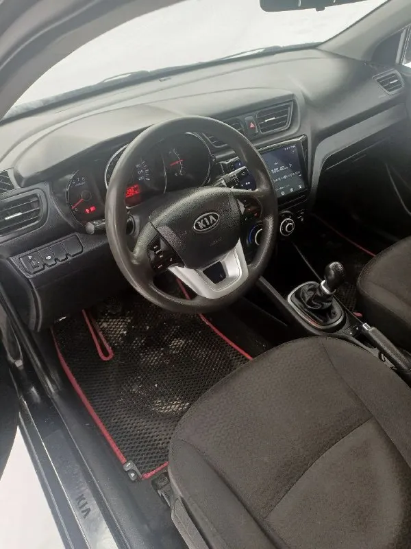 Kia рио 3, 2012 год, дв. 1.6 (123л. С), механика.   Кондиционер.
Мультируль, андроид, навигация, подушки безопасности, подогрев сидений, все стекла родные ( лобовое без трещин), абс, гур, 4 эл. Ст. Подъемника, противотуманки, электро зеркала, все тормоза дисковые. Двигатель, коробка - работают хорошо.
Аварий нет. Небольшой пробег.
Макеевка т. +79790551056
750Т. Р. ₽
📞 Звоните: +7(979)0551056 - фотография - 7