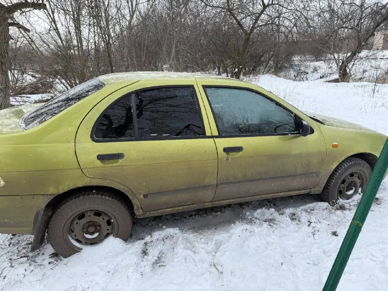 Nissan almera n15 1995г машина для своих лет в нормальном состоянии. поменян ступичный рычаг, все пружины стоек амортизаторов, спереди стоят проставки 30мм, с зади поставить не успели, ходовка хорошая, коробка не троит, переключает плавно. тупит стартер, нет аккумулятора, минусы по кузову видны на фото. цена 140т. р. торг документы в порядке, переоформление +79496176246 писать в телеграмм: @maksim_998 📲 tg: @maksim_998 📞 звоните: +7(949)6176246 - фотография - 3