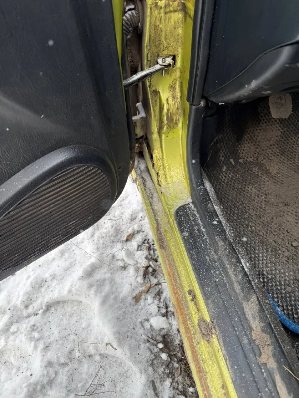 Nissan almera n15 1995г машина для своих лет в нормальном состоянии. поменян ступичный рычаг, все пружины стоек амортизаторов, спереди стоят проставки 30мм, с зади поставить не успели, ходовка хорошая, коробка не троит, переключает плавно. тупит стартер, нет аккумулятора, минусы по кузову видны на фото. цена 140т. р. торг документы в порядке, переоформление +79496176246 писать в телеграмм: @maksim_998 📲 tg: @maksim_998 📞 звоните: +7(949)6176246 - фотография - 7