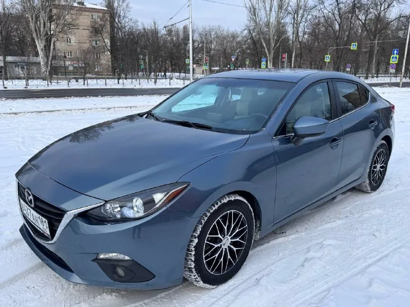 Mazda 3 2015, бензин 2.0. хорошая комплектация: - климат контроль - круиз контроль - бесключевой доступ - люк - зимняя резина авто полностью обслужено, технически в идеальном состоянии. машина с америки, все повреждения профессионально устранены донецк, цена 1 млн 180 т рублей +79493145500 📞 звоните: +7(949)3145500 - фотография - 6