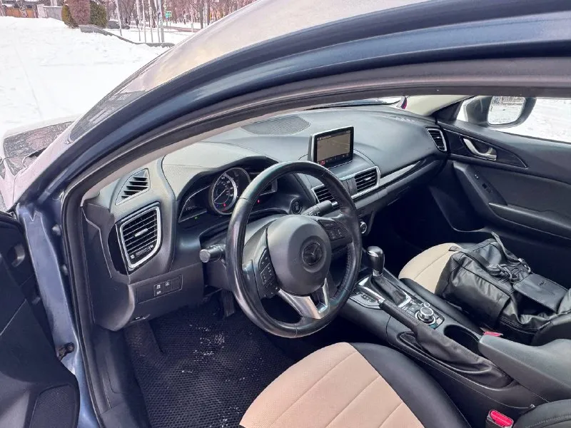 Mazda 3 2015, бензин 2.0. хорошая комплектация: - климат контроль - круиз контроль - бесключевой доступ - люк - зимняя резина авто полностью обслужено, технически в идеальном состоянии. машина с америки, все повреждения профессионально устранены донецк, цена 1 млн 180 т рублей +79493145500 📞 звоните: +7(949)3145500 - фотография - 9