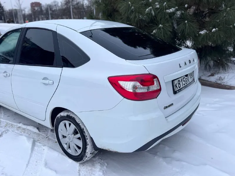 Ваз гранта 2024 лифтбэк. один хозяин, 1.6, пробег 25 т км хорошая комплектация: - кондиционер - abs - электроусилитель руля - подогрев сидений - камера заднего вида - мультимедия - сигнализация с автозапуском - 2 комплекта дисков с резиной авто только после то, все чеки на руках, два ключа. вся целая цена 890 т рублей, маленький торг донецк +79493145500 📞 звоните: +7(949)3145500 - фотография - 3