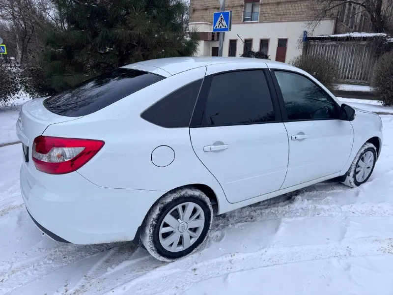 Ваз гранта 2024 лифтбэк. один хозяин, 1.6, пробег 25 т км хорошая комплектация: - кондиционер - abs - электроусилитель руля - подогрев сидений - камера заднего вида - мультимедия - сигнализация с автозапуском - 2 комплекта дисков с резиной авто только после то, все чеки на руках, два ключа. вся целая цена 890 т рублей, маленький торг донецк +79493145500 📞 звоните: +7(949)3145500 - фотография - 4