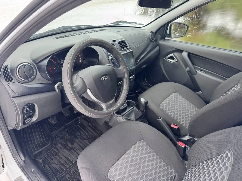 Ваз гранта 2024 лифтбэк. один хозяин, 1.6, пробег 25 т км хорошая комплектация: - кондиционер - abs - электроусилитель руля - подогрев сидений - камера заднего вида - мультимедия - сигнализация с автозапуском - 2 комплекта дисков с резиной авто только после то, все чеки на руках, два ключа. вся целая цена 890 т рублей, маленький торг донецк +79493145500 📞 звоните: +7(949)3145500 - фотография - 5